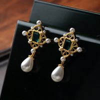 1 Paire Élégant Rétro À La Française Géométrique Évider Incruster Le Cuivre Perles Artificielles Zircon Plaqué Or 18K Boucles D'oreilles main image 4