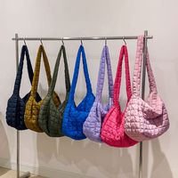 Femmes Grande Nylon Couleur Unie Vêtement De Rue Fermeture Éclair Sac En Forme De Nuage main image 5