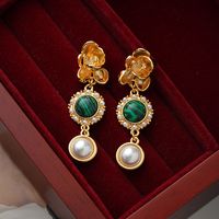 1 Par Elegante Estilo Vintage Flor Embutido Cobre Perlas Artificiales Malaquita Chapados en oro de 18k Pendientes De Gota main image 1