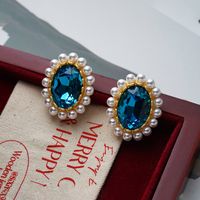 1 Paar Elegant Vintage-Stil Französische Art Oval Inlay Legierung Künstliche Perlen Strasssteine 18 Karat Vergoldet Ohrstecker main image 1