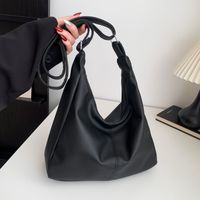 Women's Pu Leather Solid Color Vintage Style Classic Style Zipper Underarm Bag main image 3