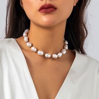 Vintage Style French Style Simple Style Irregular Imitation Pearl Alloy Asymmetrical Three-dimensional Women's Necklace main image 3