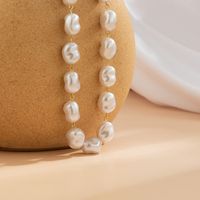 Vintage Style French Style Simple Style Irregular Imitation Pearl Alloy Asymmetrical Three-dimensional Women's Necklace main image 4