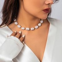 Vintage Style French Style Simple Style Irregular Imitation Pearl Alloy Asymmetrical Three-dimensional Women's Necklace main image 6