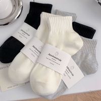 Women's Simple Style Solid Color Polyester Crew Socks A Pair main image 1