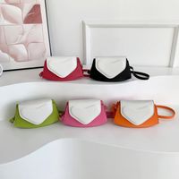 Mujeres Cuero Sintético Bloque De Color Estilo Clásico Gire La Tapa Bolsas De Hombro main image 1