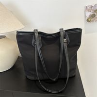 Women's Nylon Solid Color Vintage Style Zipper Shoulder Bag main image 2