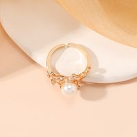 Großhandel Schmuck Elegant Einfacher Stil Blatt Legierung Künstliche Perlen Vergoldet Überzug Inlay Offener Ring main image 4
