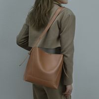 Women's Medium Pu Leather Solid Color Streetwear Zipper Shoulder Bag main image 4
