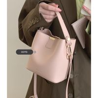 Mujeres Cuero Sintético Color Sólido Elegante Hebilla Magnética Bolso Cubo main image 5