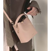 Mujeres Cuero Sintético Color Sólido Elegante Hebilla Magnética Bolso Cubo main image 4