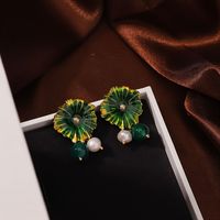 1 Paire Rétro Fleur Émail Perle Verre Le Cuivre Plaqué Or 18K Boucles D'oreilles main image 3