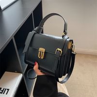 Women's Medium Pu Leather Solid Color Classic Style Lock Clasp Handbag main image 2