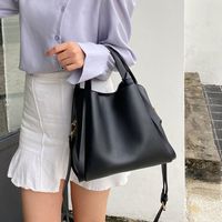 Women's Medium Pu Leather Solid Color Classic Style Magnetic Buckle Bucket Bag main image 3