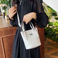 Women's Small Pu Leather Solid Color Classic Style Zipper Bucket Bag main image 4