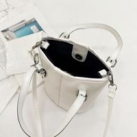 Women's Small Pu Leather Solid Color Classic Style Zipper Bucket Bag main image 5