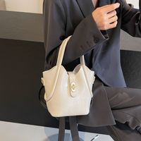 Women's Pu Leather Solid Color Vintage Style Sewing Thread Lock Clasp Bucket Bag main image 2