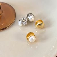 1 Paar Lässig Unternehmen Einfacher Stil Einfarbig Überzug Inlay Kupfer Künstliche Perlen Weißgold Plattiert Vergoldet Ohrclips main image 1