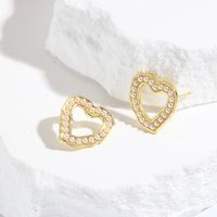 1 Paire Style Simple Style Classique Forme De Cœur Placage Incruster Le Cuivre Strass Perle Plaqué Or 18K Des Boucles D'Oreilles main image 3