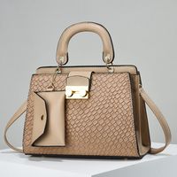 Femmes Grande Faux Cuir Couleur Unie Style Classique Carré Fermeture Éclair Sac Bandoulière main image 4