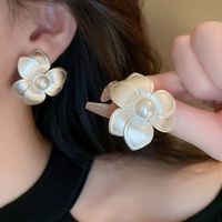 1 Piece Retro Flower Inlay Alloy Artificial Pearls Ear Studs main image 7