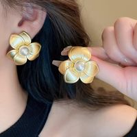 1 Piece Retro Flower Inlay Alloy Artificial Pearls Ear Studs main image 6