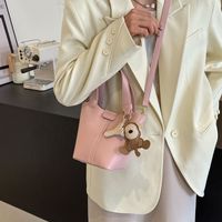 Women's Medium Pu Leather Solid Color Classic Style Magnetic Buckle Shoulder Bag Crossbody Bag Bucket Bag main image 4