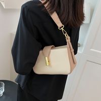 Women's Medium Pu Leather Solid Color Classic Style Streetwear Lock Clasp Shoulder Bag Crossbody Bag main image 5