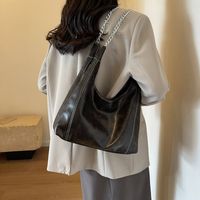 Women's Medium Pu Leather Solid Color Classic Style Pillow Shape Magnetic Buckle Shoulder Bag Crossbody Bag Underarm Bag main image 4
