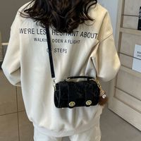Women's Medium Pu Leather Solid Color Classic Style Streetwear Square Lock Clasp Shoulder Bag Crossbody Bag main image 5