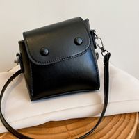 Women's Small Pu Leather Solid Color Vintage Style Magnetic Buckle Crossbody Bag main image 6
