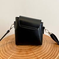 Women's Small Pu Leather Solid Color Vintage Style Magnetic Buckle Crossbody Bag main image 2