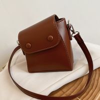 Women's Small Pu Leather Solid Color Vintage Style Magnetic Buckle Crossbody Bag main image 3