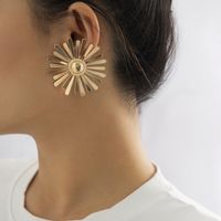 1 Pair IG Style Casual Chrysanthemum Alloy Gold Plated Ear Studs main image 5