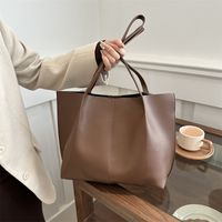 Women's Pu Leather Solid Color Classic Style Magnetic Buckle Shoulder Bag main image 2