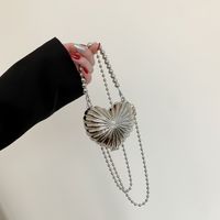 Women's Small Metal Solid Color Elegant Vintage Style Heart-shaped Clasp Frame Evening Bag main image 3
