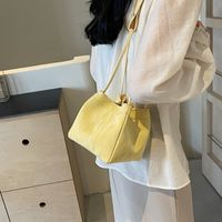 Women's Medium Pu Leather Solid Color Basic Classic Style Bucket Magnetic Buckle Shoulder Bag main image 3