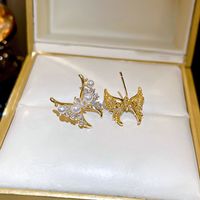 1 Paire Élégant Brillant Papillon Incruster Le Cuivre Perles Artificielles Zircon Plaqué Or 14K Boucles D'Oreilles main image 6