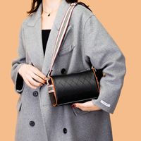 Women's Medium Leather Solid Color Streetwear Zipper Shoulder Bag main image 6