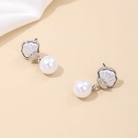 1 Pièce Style Simple Style Classique Coquille Incruster Alliage Perle Boucles D'oreilles main image 3