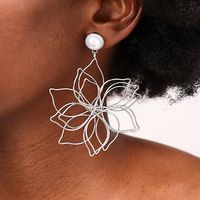 1 Pair Streetwear Elegant Flower Hollow Out Inlay 201 Stainless Steel Zinc Alloy Artificial Pearls Drop Earrings sku image 2