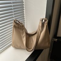 Women's Large Pu Leather Solid Color Basic Classic Style Pillow Shape Zipper Crossbody Bag main image 3