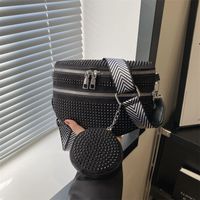 Femmes Moyen Faux Cuir Couleur Unie Vêtement De Rue Strass Forme De Boulette Fermeture Éclair Sac Banane main image 3