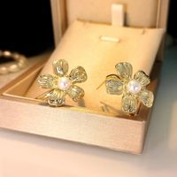 1 Paire Élégant Dame Style Classique Fleur Incruster Alliage De Zinc Perles Artificielles Boucles D'Oreilles main image 5