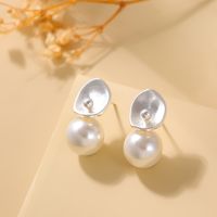 1 Pair Queen Solid Color Solid Color Plating Inlay Copper Pearl Silver Plated Ear Studs main image 3