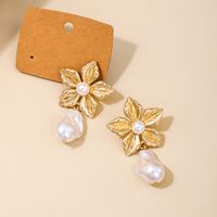1 Paar Einfacher Stil Klassischer Stil Blume Inlay Zinklegierung Perle Tropfenohrringe main image 2