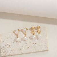 1 Paire Style Simple Triangle Incruster Le Cuivre Zircon Plaqué Or 14K Boucles D'oreilles main image 6