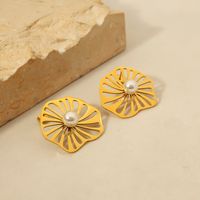 1 Pair Simple Style Classic Style Lotus Leaf HD-18918 Plating Hollow Out Inlay 304 Stainless Steel Artificial Pearls 18K Gold Plated Ear Studs main image 2