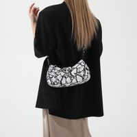 Femmes Taille Unique Faux Cuir Bloc De Couleur Style Classique Fil À Coudre Boucle Magnétique Sac D'Épaule main image 2