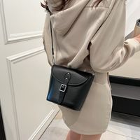 Women's Pu Leather Solid Color Classic Style Sewing Thread Magnetic Buckle Shoulder Bag main image 2